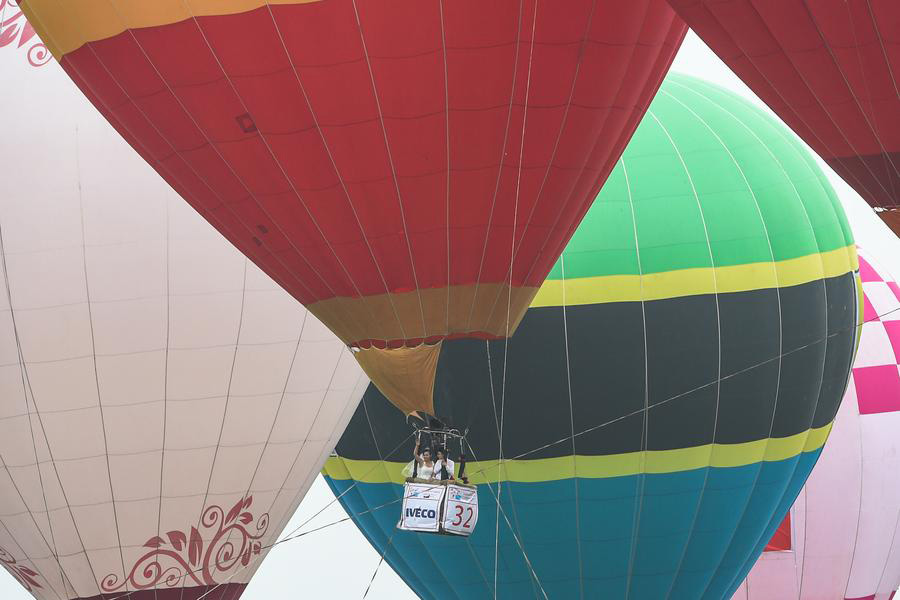 Group wedding on hot air balloons held in E China