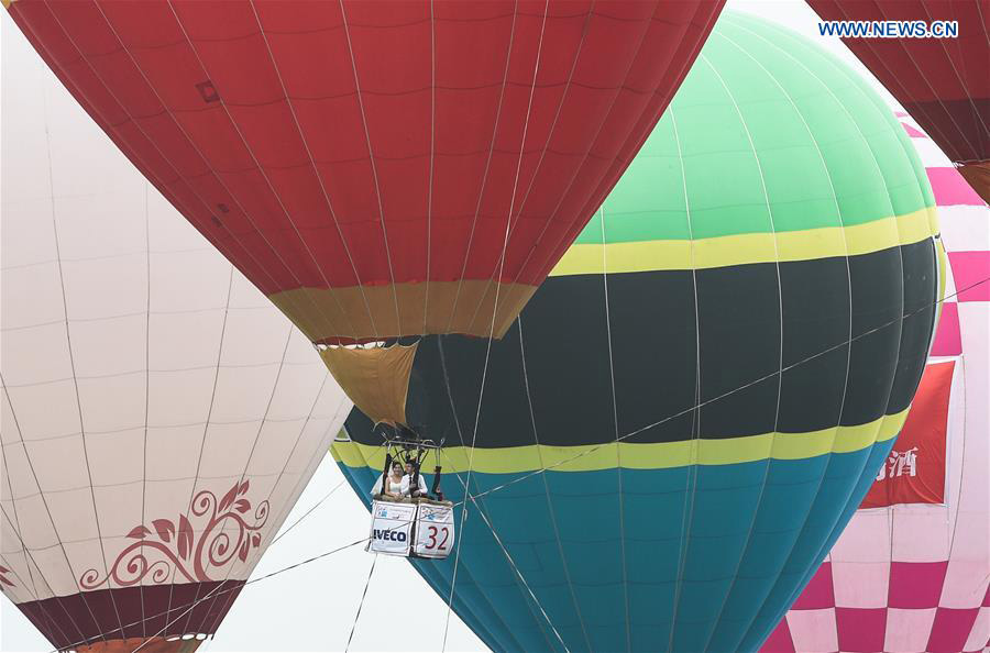 Group wedding on hot air balloons held in E China