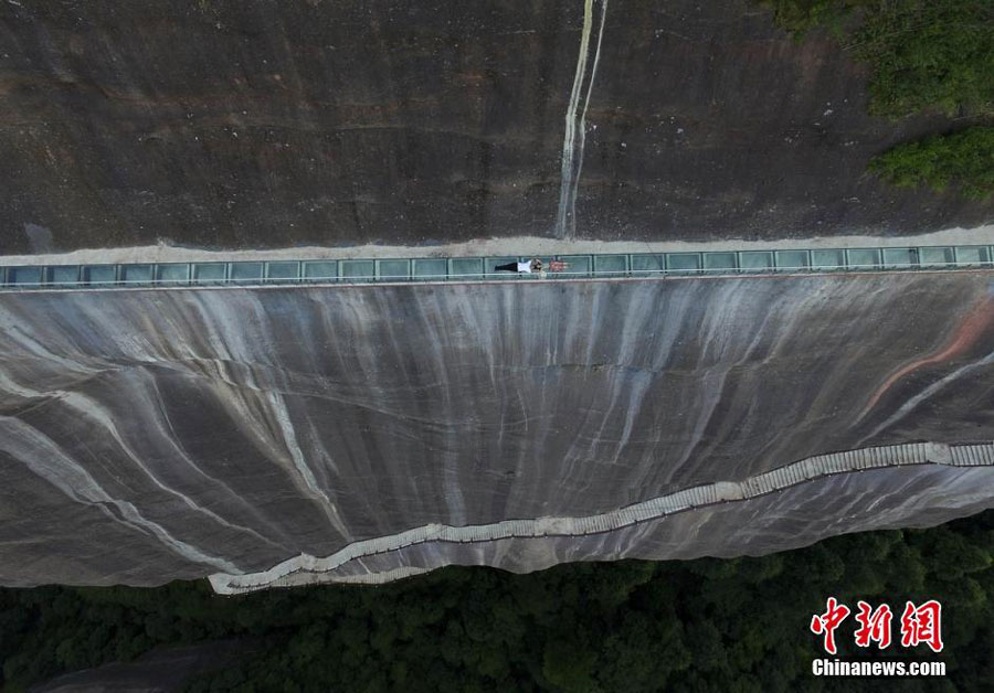 Skywalk glass bridge opens to public in central China