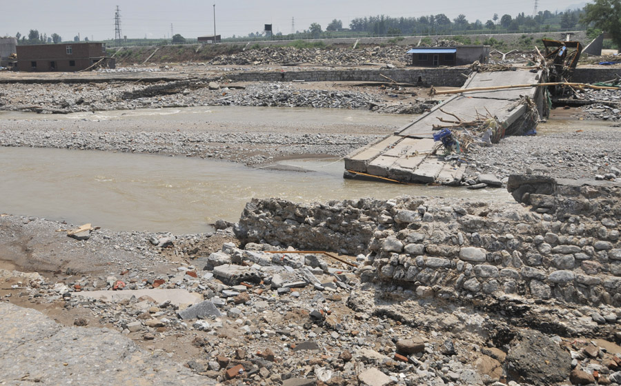 Flooding sweeps Hebei as rainstorm hits North China