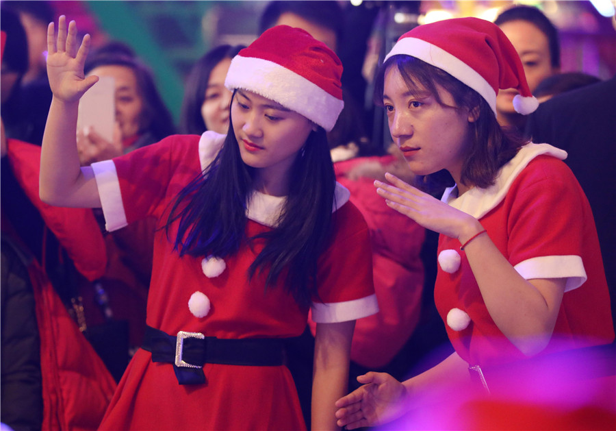 Flash dance, choir bring Christmas spirit to Beijing