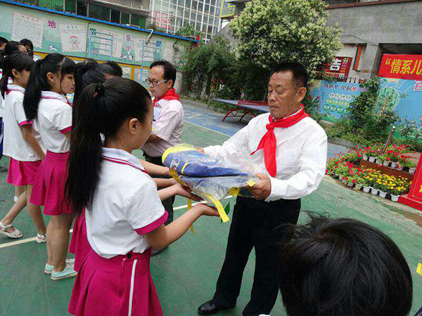 Man, 80, saluted the spirit of Lei Feng for 20 years