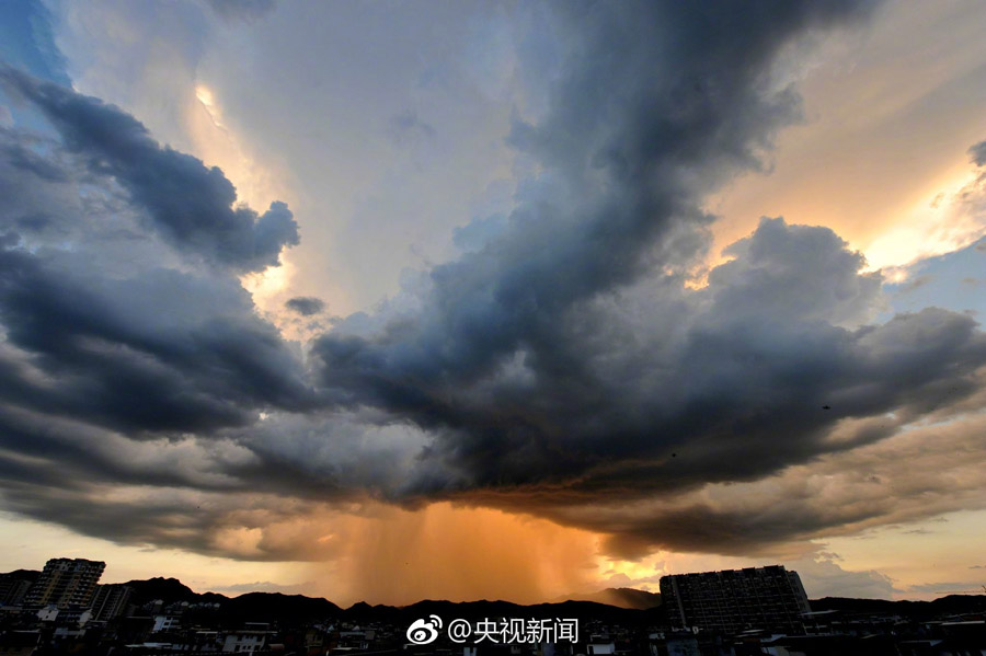 Column-shaped thundershower in sunset