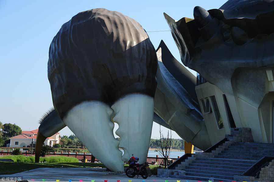 'Giant hairy crab' built in East China