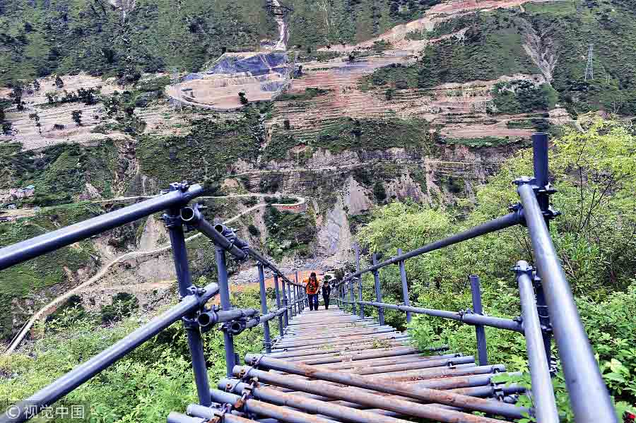 Cargo cableway facilitate villagers' life in Southwest China