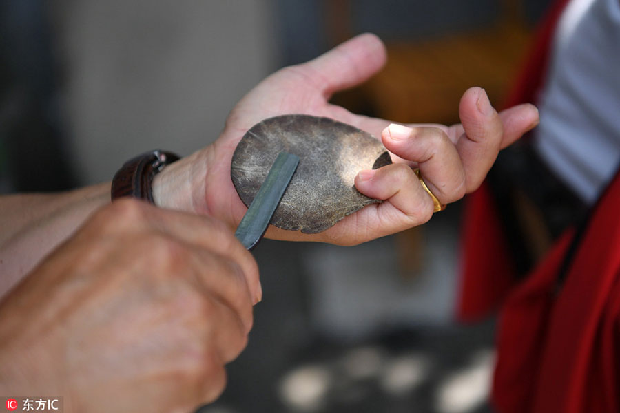 Flipping lids! Chinese barber offers eyelid shaves