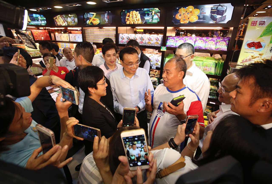 Premier Li stops for Macao foods, landmarks