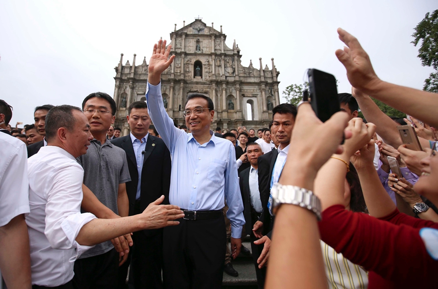 Premier Li stops for Macao foods, landmarks