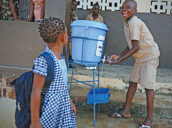 Australian health minister defends Ebola ban