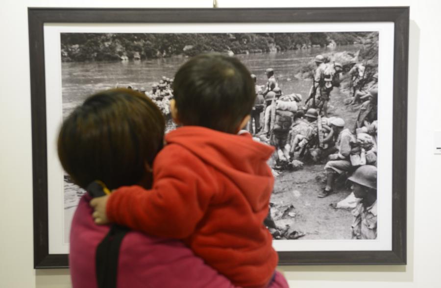 Photo exhibit honors Chongqing