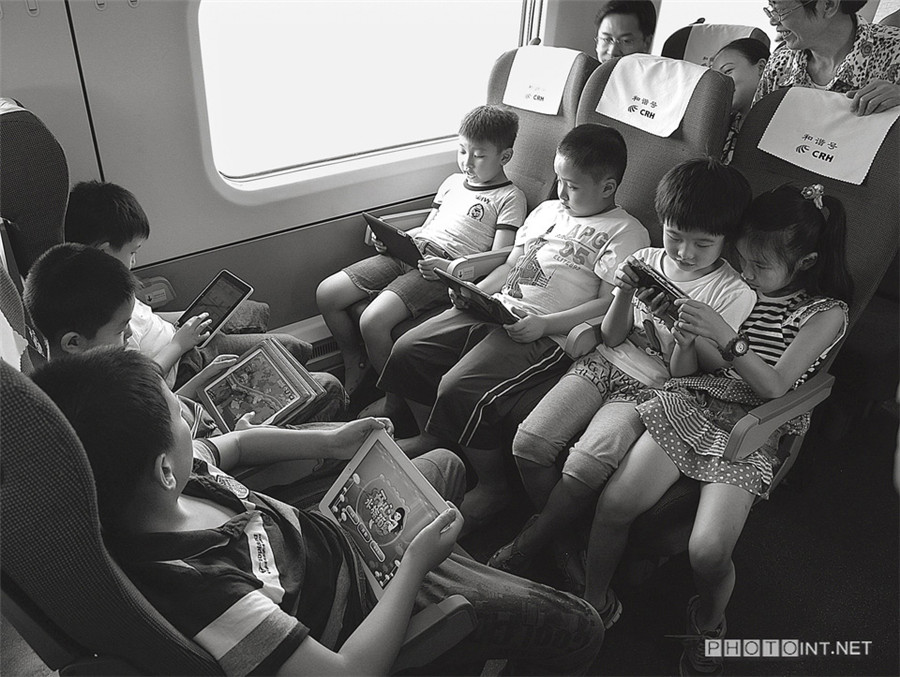 Photographer captures Chinese on the train