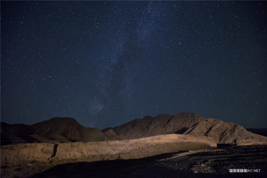 Photographer captures Great Wall at night