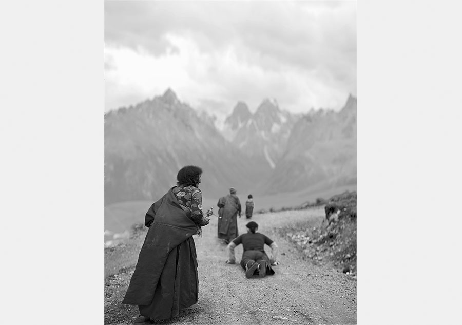 Stunning images of devout Tibetan Buddhist pilgrims