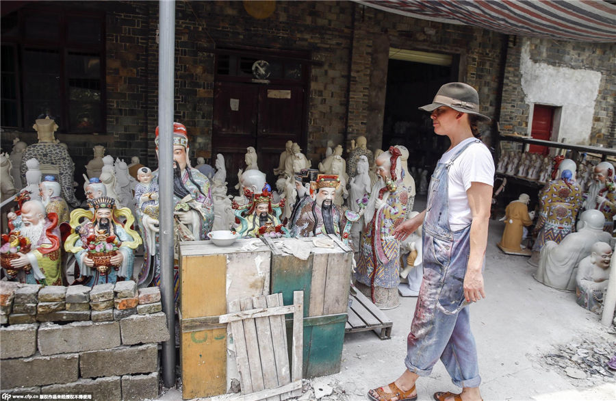 Pottery artists mold their dreams at Jingdezhen