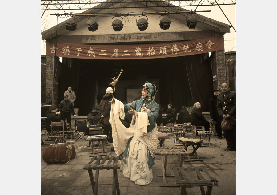 Photographer captures folk opera performers in the countryside