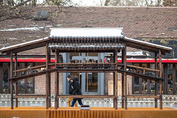 Sculptor's wood installation unveiled in Beijing