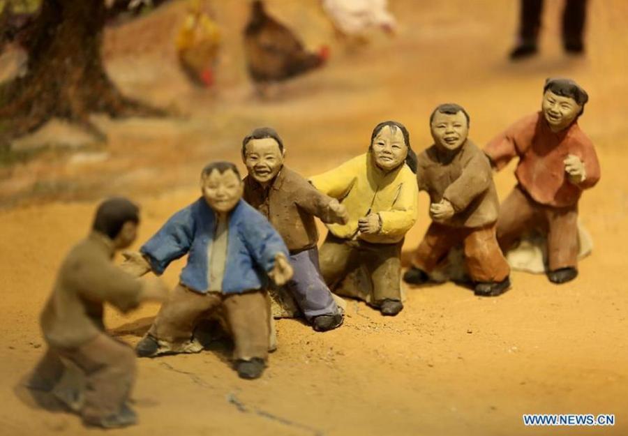 Clay sculptures about rural life exhibited in Linyi