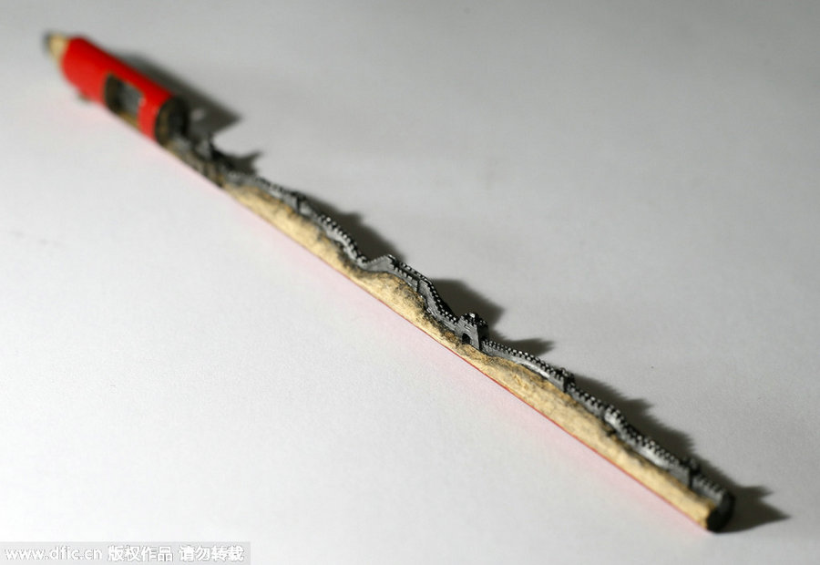 Talented artist makes tiny pencil lead sculptures