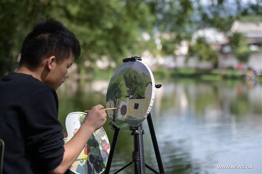 Students sketch from scenery in E China's Hongcun