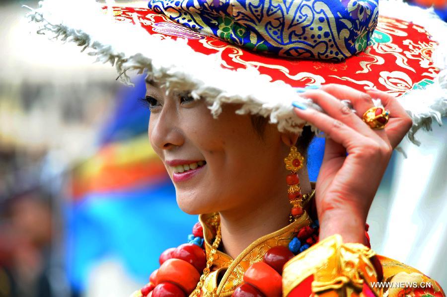 Folk costumes show hosted in Tibet