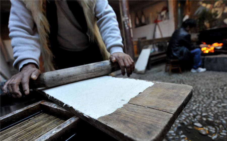 Dongba papermaking craft in Lijiang