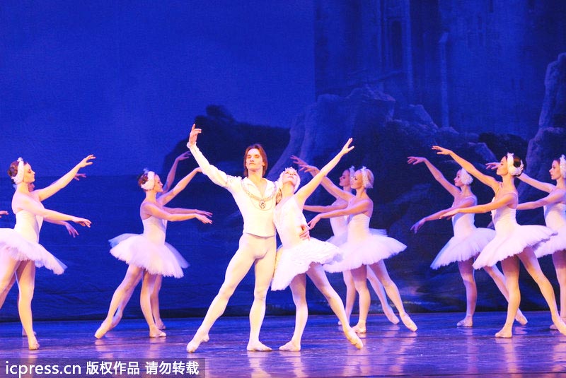 Ukraine ballet troupe brings Swan Lake to Nanning