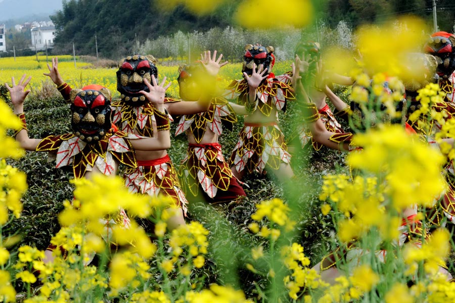 Nuo dance performed in picturesque Wuyuan