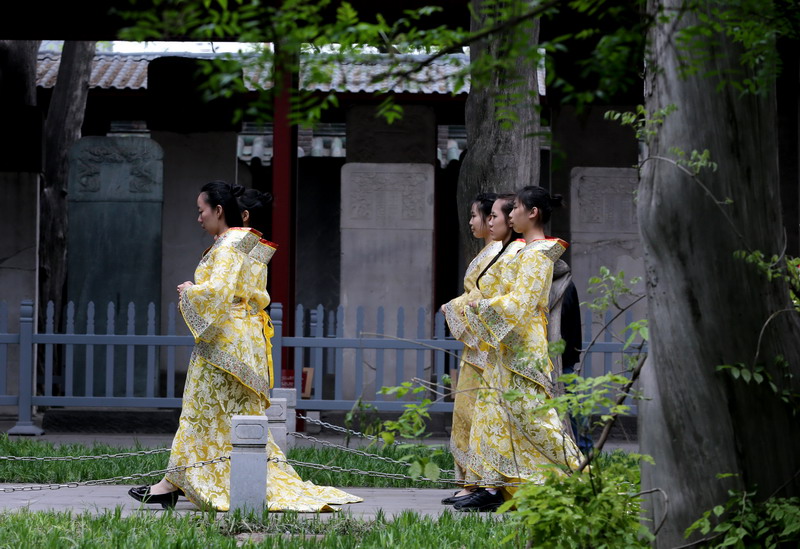 Ritual honors Confucius, parents