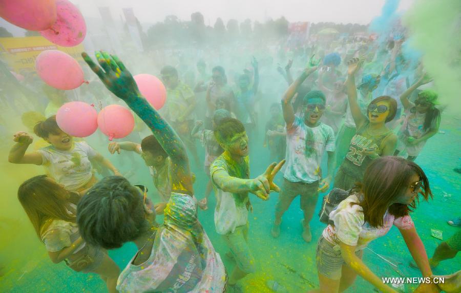 Spotlights of color run in Changsha