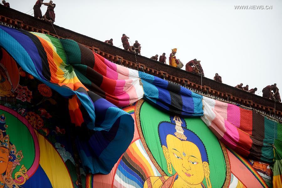 Buddhists attend Thangka worship activity in Tibet