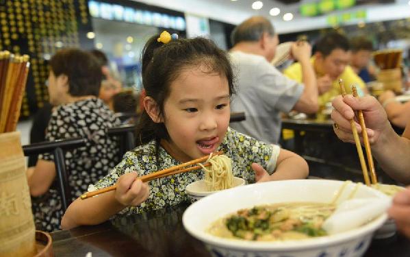 Hangzhou residents enjoy noodles during <EM>Zhongfu</EM>