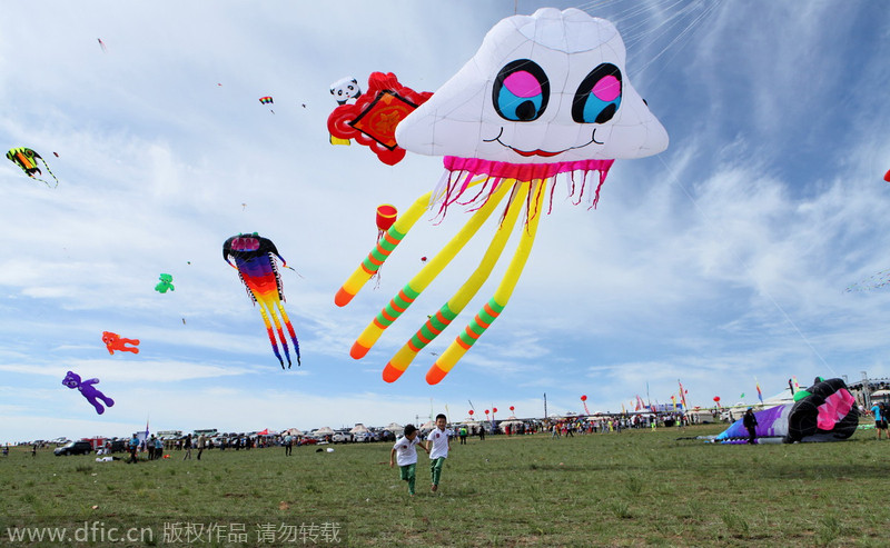 Kite festival kicks off in North China's grassland