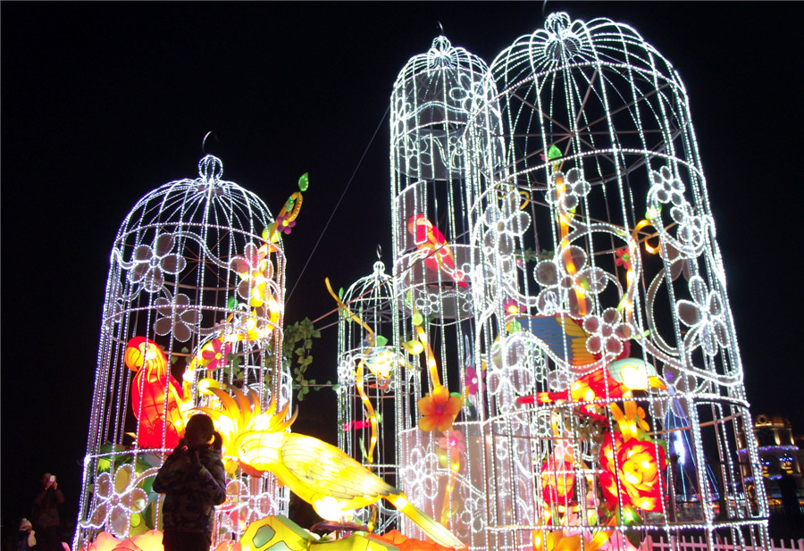 Festival lanterns embrace New Year's Day in E China