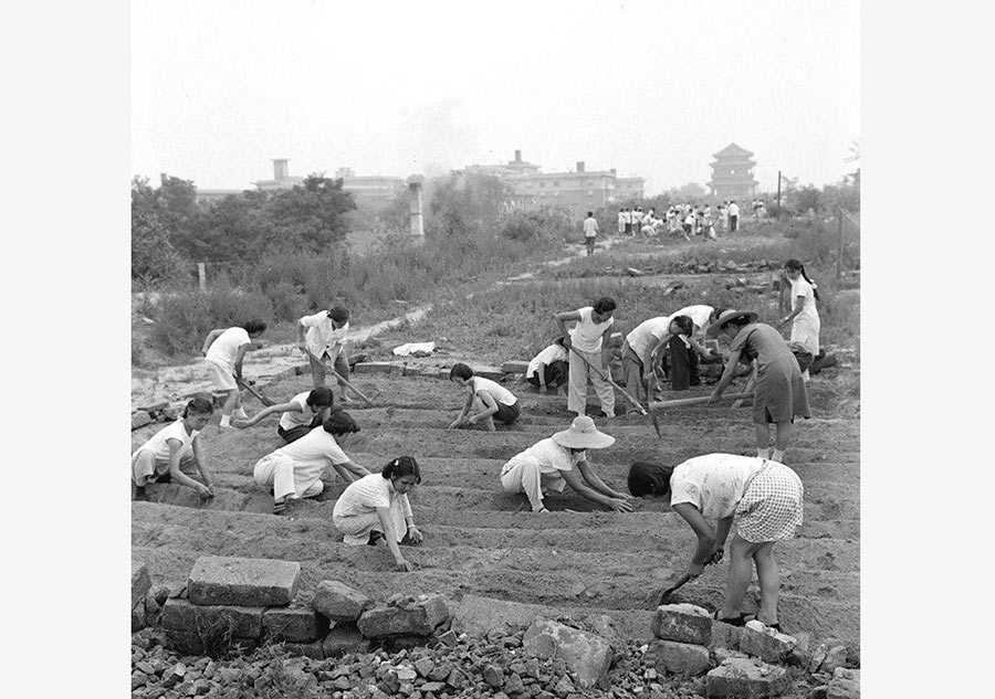 Photos reveal old days in Beijing