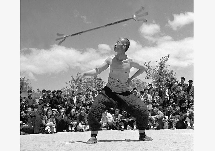 Photos reveal old days in Beijing