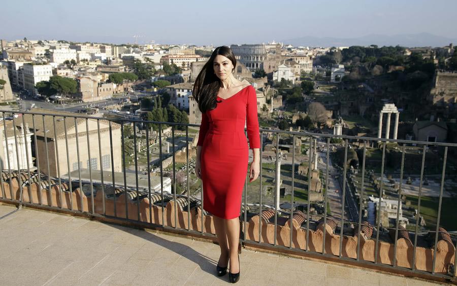 Cast members of new bond film pose in Rome