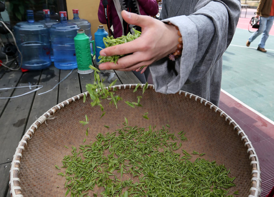 Steeping the leaves