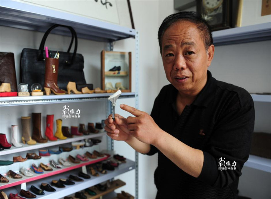 Shoemaker makes miniature leather shoes in Jinan