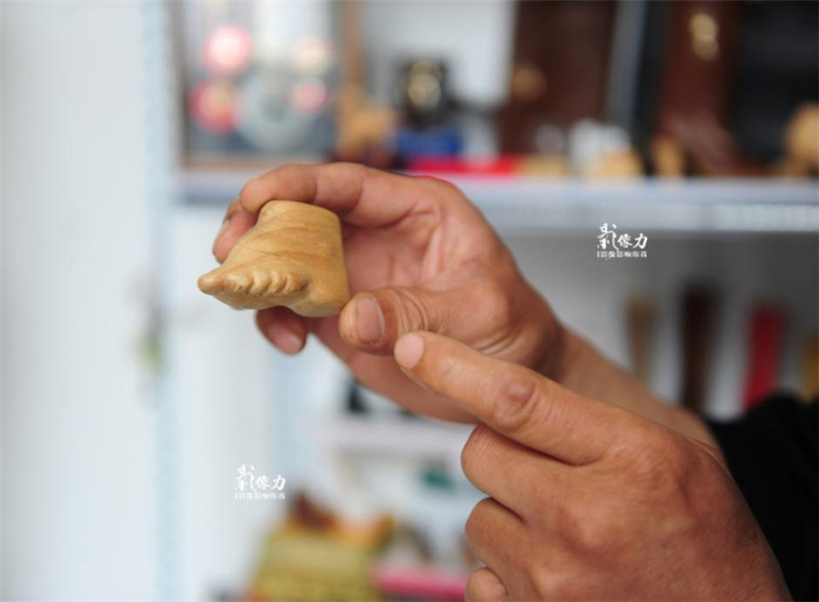 Shoemaker makes miniature leather shoes in Jinan