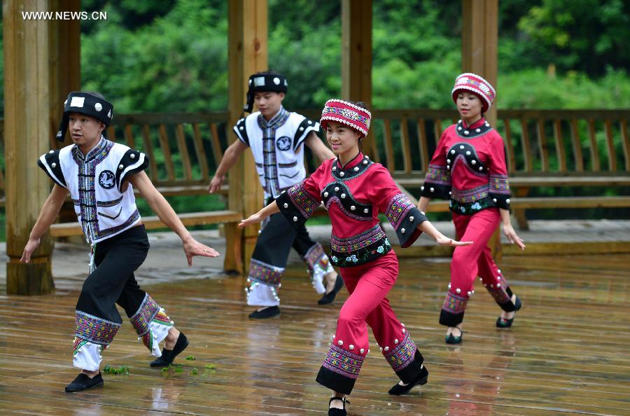 Traditional hand-waving dance staged at wetland park in China's Hubei