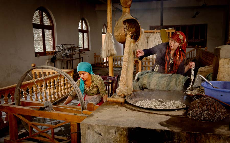 Xinjiang keeps the traditional way of making Atlas silk