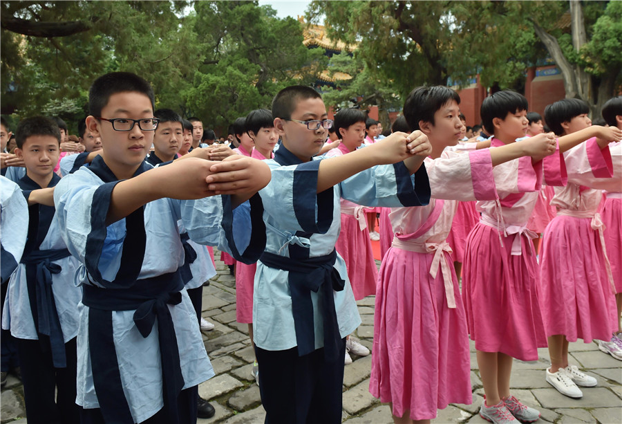 Beijing's Confucian Temple holds ceremony for accepting students