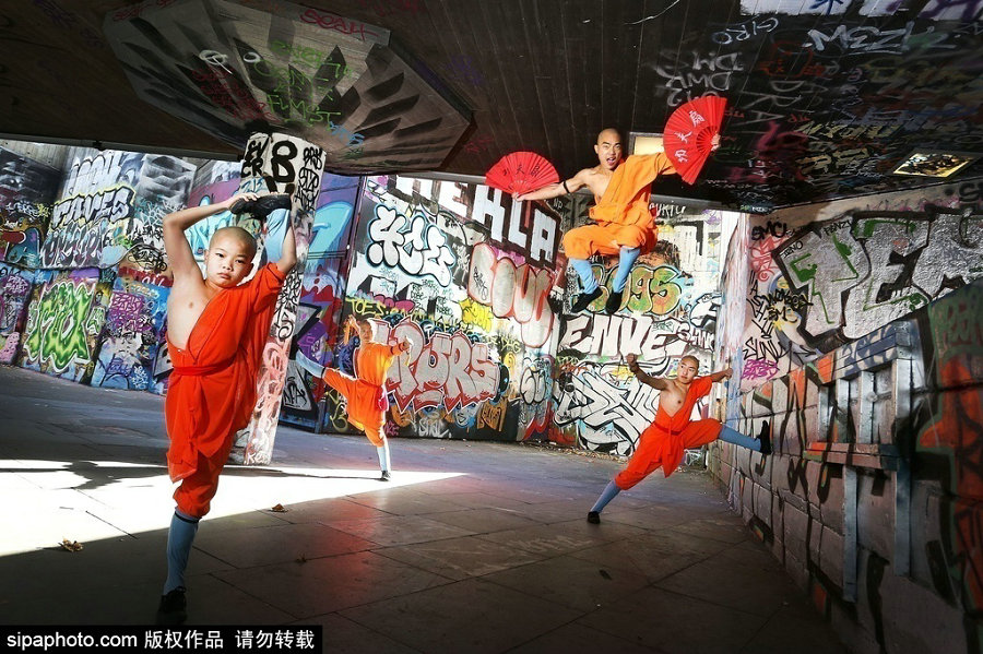 Shaolin monks display kung fu skills in London