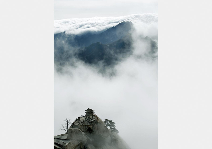 Mount Huashan in beautiful winter fog