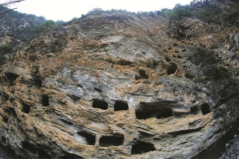 131 hanging coffins found in Hubei