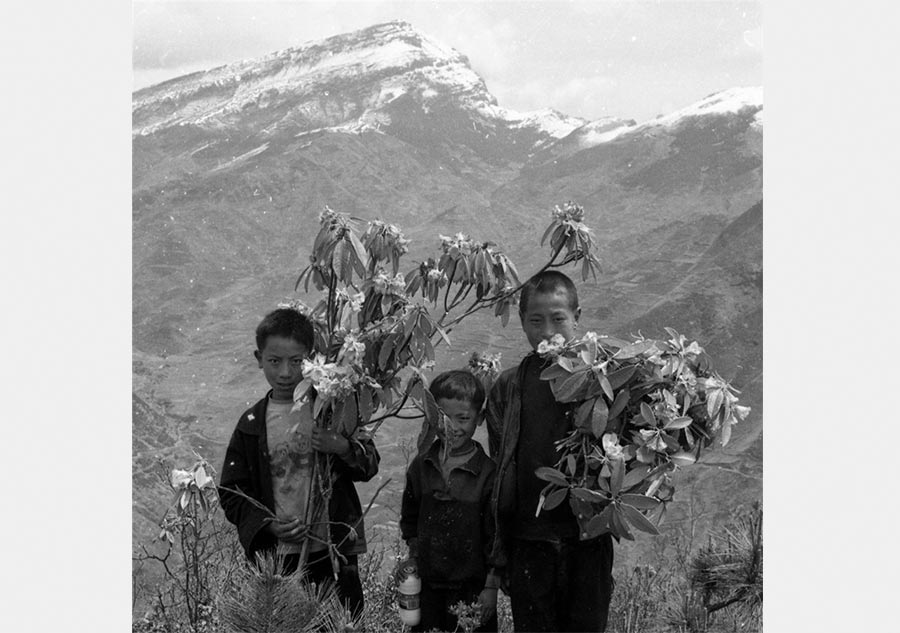 'Road to the Homeland' folk photography exhibition on display