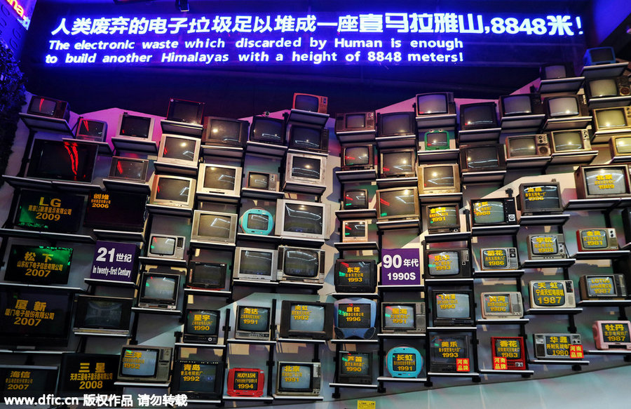 Hundreds of old TV sets displayed to call for environmental protection