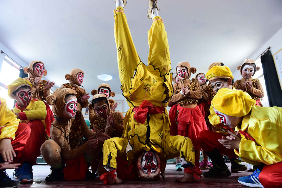 81-year-old folk artist teaches students to perform as monkey