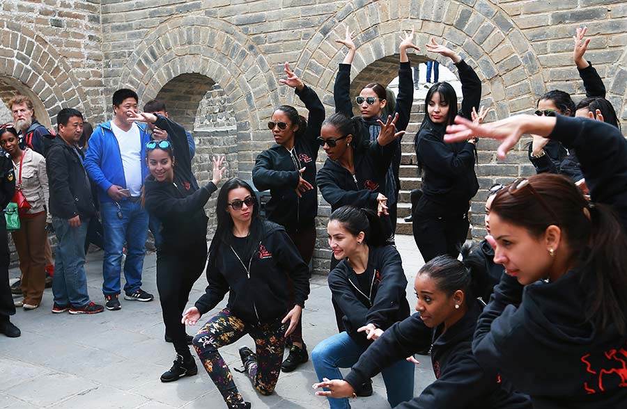 Cuban dance troupe visits Great Wall