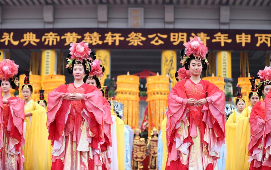 Thousands pay tribute to Yellow Emperor on Tomb-Sweeping Day